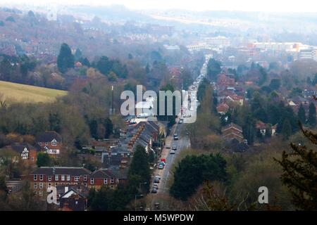 Buckinghamshire, UK campagna con vista di una40, Stokenchurch in distanza Foto Stock