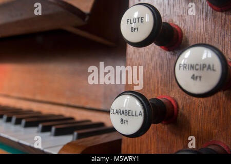 Close up organo a canne si arresta, chiesa di Santa Maria, West Dean, vicino a Salisbury, Hampshire Foto Stock