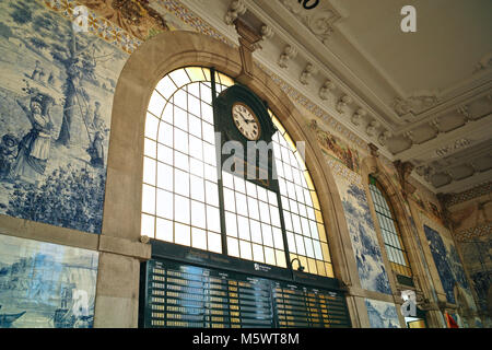 Pannelli Azulejo all'iconico di Sao Bento stazione ferroviaria, un palazzo del XIX secolo la stazione ferroviaria costruita sui resti del Monastero di São Bento da Avé Mari Foto Stock