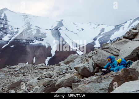 Il trekking all'alba; Mirador de las Torres; Cordillera Paine; a est di Torres del Paine guglie; Parco Nazionale Torres del Paine; Cile Foto Stock