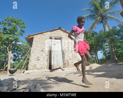 Iznaida Dalmas, 7, riproduce campana nella parte anteriore della sua famiglia è di nuovo casa sull'isola haitiana di La Gonave. Foto Stock