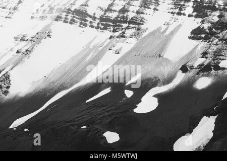 Bianco & Nero vista di neve e nebbia copriva Cordillera Paine; a est di Torres del Paine guglie; Parco Nazionale Torres del Paine; Cile Foto Stock