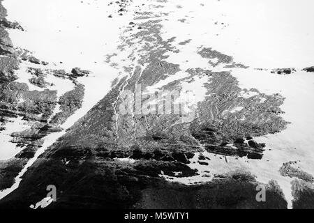 Bianco & Nero vista di neve e nebbia copriva Cordillera Paine; a est di Torres del Paine guglie; Parco Nazionale Torres del Paine; Cile Foto Stock