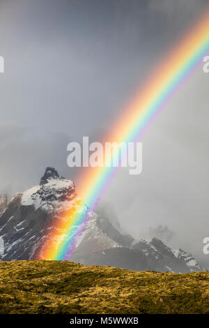 Spettacolare rainbow su Cuernos del Paine; 2,000m; vicino a Refugio grigio; Parco Nazionale Torres del Paine; Cile Foto Stock