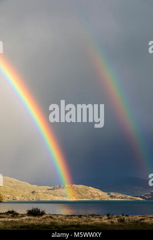 Rainbow spettacolari sul Lago grigio; Refugio grigio; Parco Nazionale Torres del Paine; Cile Foto Stock