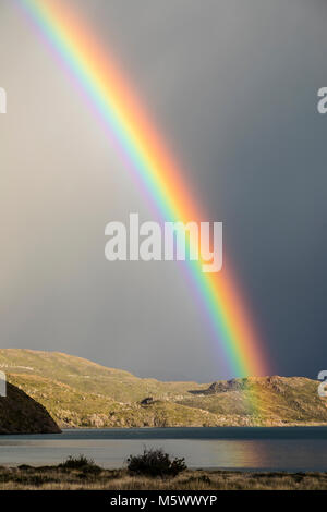 Rainbow spettacolari sul Lago grigio; Refugio grigio; Parco Nazionale Torres del Paine; Cile Foto Stock