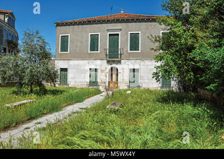 Vista frontale della casa con grano nel cortile anteriore a Murano, una piccola e piacevole città sulla parte superiore delle isole vicino a Venezia. Foto Stock