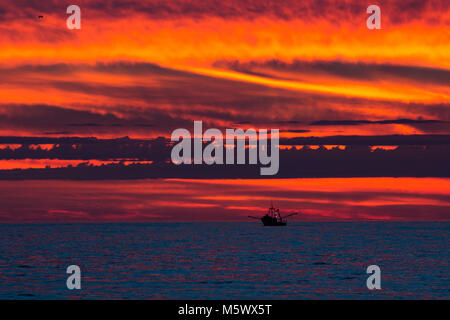 Incredibile fiery sunrise in San Jose canale in Baja California, Messico Foto Stock