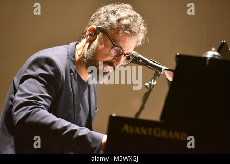 Napoli, Italia. 26 Febbraio, 2018. Cantante Italiano Dario Brunori di Brunori Sas esegue in scena al Teatro Augusteo. Credito: Paola Visone/Pacific Press/Alamy Live News Foto Stock