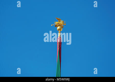 Dettaglio del golden leone alato, simbolo di Venezia, sulla sommità di un palo in Piazza San Marco. La città di Venezia, la storica e sorprendente città marinara. Foto Stock
