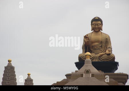 Paesaggio girato la grande statua del Buddha a Kaoshiung Fo Guang Shan. Foto Stock