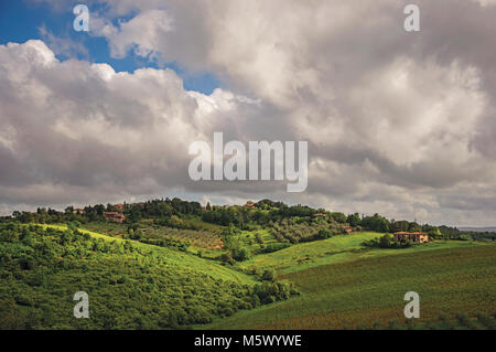Panoramica del campo, foreste e colline con villa al top nella campagna Toscana, una regione tradizionale nel centro della penisola italiana. Foto Stock