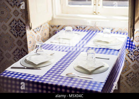 Tabella nel ristorante portoghese con piastrelle tradizionali pronti per quattro persone Foto Stock