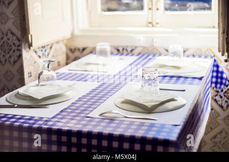 Tabella nel ristorante portoghese con piastrelle tradizionali pronti per quattro persone Foto Stock