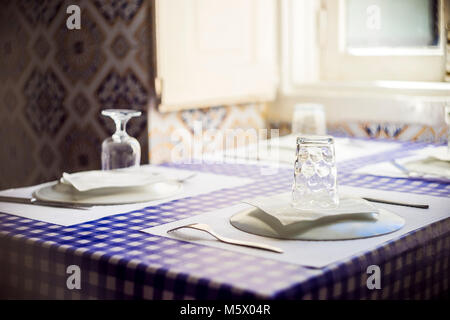 Tabella nel ristorante portoghese con piastrelle tradizionali pronti per quattro persone Foto Stock