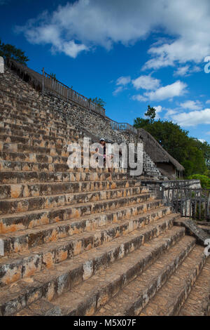 Ek Balam, Messico - 1 Febbraio 2018: molto ripide scalinate maestose rovine in Ek Balam. Ek Balam è un Yucatec Maya sito archeologico entro il munici Foto Stock