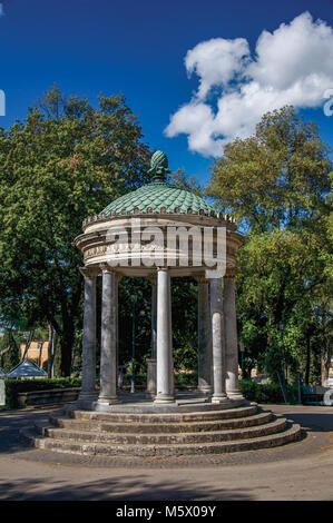 Close-up di piccolo tempio e gli alberi di Villa Borghese a Roma l'incredibile città di epoca antica, noto come 'Città Eterna'. Foto Stock