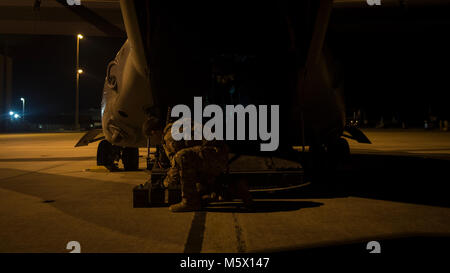 Equipaggi iscritti con l'ottavo Special Operations Squadron condotta pre-controlli di volo su un CV-22 Osprey tiltrotor aeromobili a Hurlburt Field Fla., febbraio 13, 2018. La Osprey combina il decollo verticale, di sbarco e di passare il puntatore del mouse le qualità di un elicottero con il long-range, efficienti in termini di consumo di carburante e velocità caratteristiche di un aeromobile a turboelica. (U.S. Air Force foto di Senior Airman Giuseppe Pick) Foto Stock