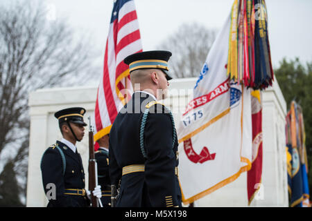 Soldati a sostegno di un'Forze Armate tutti gli onori Wreath-Laying cerimonia ospitata dal Primo Ministro australiano Malcolm Turnbull presso il Cimitero Nazionale di Arlington Arlington, Virginia, 22 febbraio, 2018. Turnbull ha incontrato anche il Cimitero Nazionale di Arlington senior leadership e hanno visitato il memoriale Anfiteatro Sala di visualizzazione come parte della sua visita ufficiale negli Stati Uniti. (U.S. Foto dell'esercito da Elizabeth Fraser / il Cimitero Nazionale di Arlington / rilasciato) Foto Stock