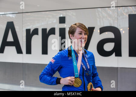 Londra, Regno Unito. Il 26 febbraio, 2018. Lizzy Yarnold visualizza le donne lo scheletro di medaglie di oro che ha vinto a Pyeongchang 2018 e Sochi 2014 come la British Olympic Association (BOA) accoglie favorevolmente Team GB atleti home da Pyeongchang 2018 Giochi Olimpici Invernali presso l'aeroporto di Heathrow. Lizzy Yarnold divenne il primo atleta britannico a difendere un Olimpiadi Invernali titolo. Credito: Mark Kerrison/Alamy Live News Foto Stock