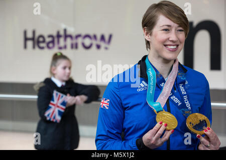 Londra, Regno Unito. Il 26 febbraio, 2018. Lizzy Yarnold visualizza le donne lo scheletro di medaglie di oro che ha vinto a Pyeongchang 2018 e Sochi 2014 come la British Olympic Association (BOA) accoglie favorevolmente Team GB atleti home da Pyeongchang 2018 Giochi Olimpici Invernali presso l'aeroporto di Heathrow. Lizzy Yarnold divenne il primo atleta britannico a difendere un Olimpiadi Invernali titolo. Credito: Mark Kerrison/Alamy Live News Foto Stock