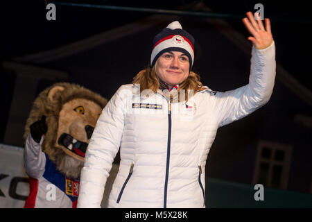 Vrchlabi, Repubblica Ceca. 26 Febbraio, 2018. Bronze medallist olimpico regime CECA skater Karolina Erbanova onde durante la celebrazione con ventole in Vrchlabi, Repubblica Ceca, lunedì, 26 febbraio 2018, dopo il 2018 Olimpiadi invernali di Pyeongchang, Corea del Sud. Credito: David Tanecek/CTK foto/Alamy Live News Foto Stock