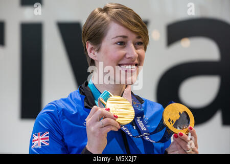 Londra, Regno Unito. Il 26 febbraio, 2018. Lizzy Yarnold visualizza le donne lo scheletro di medaglie di oro che ha vinto a Pyeongchang 2018 e Sochi 2014 come la British Olympic Association (BOA) accoglie favorevolmente Team GB atleti home da Pyeongchang 2018 Giochi Olimpici Invernali presso l'aeroporto di Heathrow. Lizzy Yarnold divenne il primo atleta britannico a difendere un Olimpiadi Invernali titolo. Credito: Mark Kerrison/Alamy Live News Foto Stock