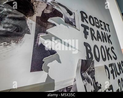 Portland, Oregon, Stati Uniti d'America. 26 FEB 2018. Il fotografo Robert Frank di lavoro pende sfigurata al Blue Sky Gallery di Portland, Oregon, Stati Uniti d'America. Il lavoro è stato distrutto in un "Distruzione Dance" le prestazioni rovinare le fotografie con inchiostro e mutilazioni con forbici, coltelli e anche pattini da ghiaccio alla fine della corsa. La distruzione è stata Frank la protesta per quanto riguarda oggi la cupidigia nel global mercato dell'arte. Credito: Ken Hawkins/Alamy Live News Foto Stock