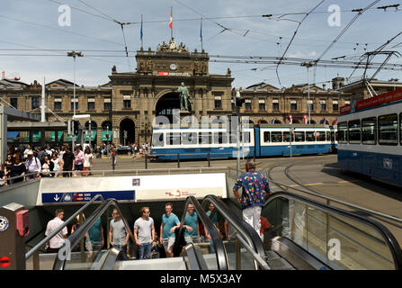 Zurigo, Svizzera - Giugno 03, 2017:persone vicino a facciata della Zurigo stazione ferroviaria principale edificio (Zurich Hauptbahnhof o Zurigo HB) è la più grande stazione ferroviaria della Svizzera. Foto Stock