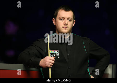 Cardiff, Regno Unito. 26 Febbraio, 2018. Mark Allen dell Irlanda del Nord durante la sua prima partita contro Cao Yupeng della Cina. ManBetX Welsh open Snooker Championship 2018, giorno uno alla Motorpoint Arena a Cardiff, nel Galles del Sud, Regno Unito lunedì 26 febbraio 2018. Credito: Andrew Orchard/Alamy Live News Foto Stock