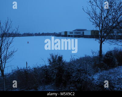 Sheerness, Kent, Regno Unito. Il 27 febbraio, 2018. Regno Unito: Meteo nevicata durante la notte ha lasciato la scuola i campi da gioco coperti. Credito: James Bell/Alamy Live News Foto Stock