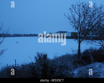 Sheerness, Kent, Regno Unito. Il 27 febbraio, 2018. Regno Unito: Meteo nevicata durante la notte ha lasciato la scuola i campi da gioco coperti. Credito: James Bell/Alamy Live News Foto Stock