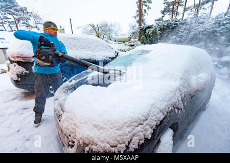 Flintshire, Wales, Regno Unito 27 febbraio 2018, UK Meteo: La bestia da est arriva con una vendetta con temperature al di sotto di -3C e neve pesante caduta di Flintshire. La Bestia da est foglie neve pesante in Flintshire ma questa persona trova un ingegnoso metodo di cancellazione con la neve che è così leggero e le temperature di congelamento con un soffiatore, facendo un buon lavoro del lavoro, Lixwm, Flintshire © DGDImages/Alamy Live News Foto Stock