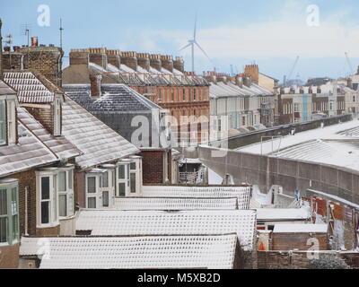 Sheerness, Kent, Regno Unito. Il 27 febbraio, 2018. Regno Unito: Meteo nevicata nel Sheerness nel nord Kent cercando lungo Marine Parade. Credito: James Bell/Alamy Live News Foto Stock