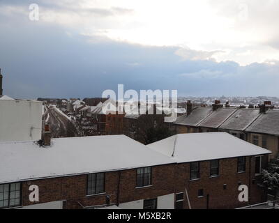 Sheerness, Kent, Regno Unito. Il 27 febbraio, 2018. Regno Unito: Meteo nevicata nel Sheerness nel nord Kent nella luce di avvertimento color ambra area. Credito: James Bell/Alamy Live News Foto Stock