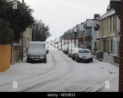 Sheerness, Kent, Regno Unito. Il 27 febbraio, 2018. Regno Unito: Meteo nevicata nel Sheerness nel nord Kent nella luce di avvertimento color ambra area. Credito: James Bell/Alamy Live News Foto Stock