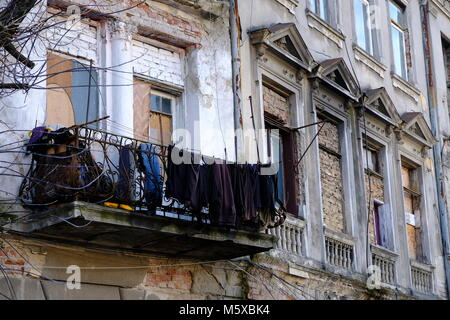 Il 30 gennaio 2018, Romania, Bukarest: Servizio lavanderia Asciuga su un balcone di una casa abbandonata. Foto: Birgit Zimmermann/dpa-Zentralbild/dpa Foto Stock