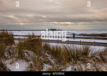 Southport, Merseyside Regno Unito 27 Febbraio, 2018. Regno Unito Meteo. Prima neve nel resort per 8 anni. Inoltre frequenti precipitazioni nevose sono attesi. Credito: MediaWorldImages/AlamyLiveNews. Foto Stock