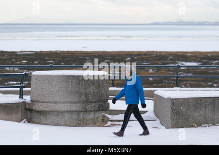 Southport, Merseyside Regno Unito 27 Febbraio, 2018. Regno Unito Meteo. Prima neve nel resort per 8 anni. Inoltre frequenti precipitazioni nevose sono attesi. Credito: MediaWorldImages/AlamyLiveNews. Foto Stock