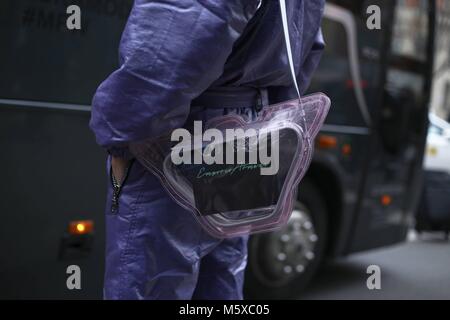 Milano, Italien. Il 25 febbraio, 2018. Candela Pelizza ponendo il Emporio Armani visualizza durante la Fashion Week di Milano - Feb 25, 2018 - Credit: Pista Manhattan/Valentina Ranieri ***per solo uso editoriale*** | Verwendung weltweit/dpa/Alamy Live News Foto Stock