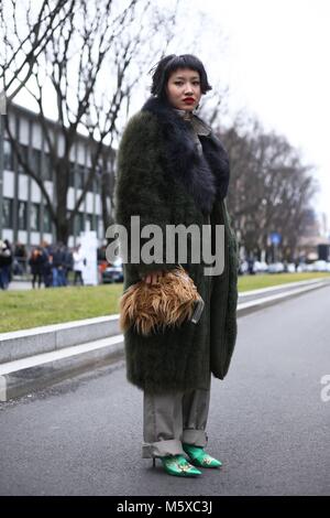 Milano, Italien. Il 25 febbraio, 2018. La fama Ornruja Boonyasit ponendo il Emporio Armani visualizza durante la Fashion Week di Milano - Feb 25, 2018 - Credit: Pista Manhattan/Valentina Ranieri ***per solo uso editoriale*** | Verwendung weltweit/dpa/Alamy Live News Foto Stock