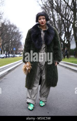 Milano, Italien. Il 25 febbraio, 2018. La fama Ornruja Boonyasit ponendo il Emporio Armani visualizza durante la Fashion Week di Milano - Feb 25, 2018 - Credit: Pista Manhattan/Valentina Ranieri ***per solo uso editoriale*** | Verwendung weltweit/dpa/Alamy Live News Foto Stock