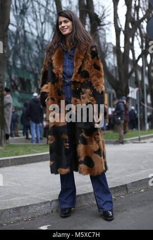 Milano, Italien. Il 25 febbraio, 2018. Chiara Totire ponendo il Emporio Armani visualizza durante la Fashion Week di Milano - Feb 25, 2018 - Credit: Pista Manhattan/Valentina Ranieri ***per solo uso editoriale*** | Verwendung weltweit/dpa/Alamy Live News Foto Stock