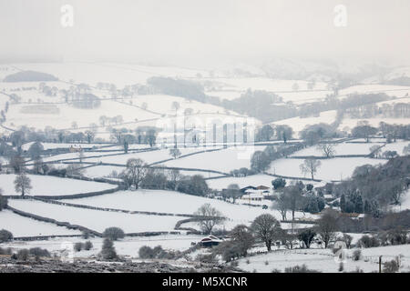 Flintshire, Wales, Regno Unito 27 febbraio 2018, UK Meteo: La bestia da est arriva con una vendetta con temperature al di sotto di -3C e neve pesante caduta di Flintshire. Una coperta di neve paesaggio circonda una fattoria rurale nei pressi del villaggio di Rhes-y-Cae con la gamma Clwydian colline in lontananza come la Bestia da oriente riprende detengono oltre il rural Flintshire © DGDImages/Alamy Live News Foto Stock