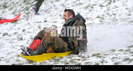 Brighton, Regno Unito. Il 27 febbraio, 2018. Slittino divertimento nel Queens Park Brighton questa mattina come la 'bestia dell'Est' tempeste di neve sparsi in Gran Bretagna oggi con più di neve e gelo previsioni meteo per il resto della settimana Credito: Simon Dack/Alamy Live News Foto Stock