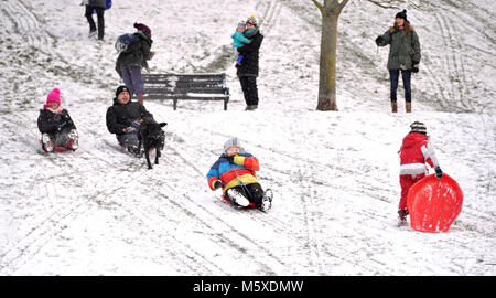 Brighton, Regno Unito. Il 27 febbraio, 2018. Slittino divertimento nel Queens Park Brighton questa mattina come la 'bestia dell'Est' tempeste di neve sparsi in Gran Bretagna oggi con più di neve e gelo previsioni meteo per il resto della settimana Credito: Simon Dack/Alamy Live News Foto Stock