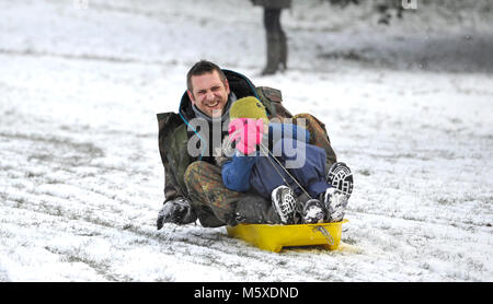 Brighton, Regno Unito. Il 27 febbraio, 2018. Slittino divertimento nel Queens Park Brighton questa mattina come la 'bestia dell'Est' tempeste di neve sparsi in Gran Bretagna oggi con più di neve e gelo previsioni meteo per il resto della settimana Credito: Simon Dack/Alamy Live News Foto Stock