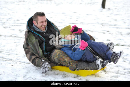 Brighton, Regno Unito. Il 27 febbraio, 2018. Slittino divertimento nel Queens Park Brighton questa mattina come la 'bestia dell'Est' tempeste di neve sparsi in Gran Bretagna oggi con più di neve e gelo previsioni meteo per il resto della settimana Credito: Simon Dack/Alamy Live News Foto Stock