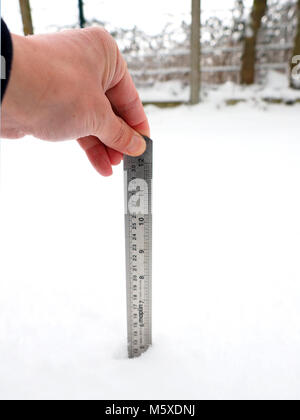 Sheerness, Kent, Regno Unito. Il 27 febbraio, 2018. Regno Unito: Meteo come il righello mostra 5 pollici o 12.5cm di neve è scesa per tutta la notte, come misurato a 10am, nel giardino sul retro di una casa a Sheerness nel nord Kent nella luce di avvertimento color ambra zona. Credito: James Bell/Alamy Live News Foto Stock