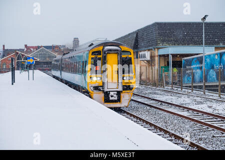 Aberystwyth Wales UK, martedì 27 Feb 2018 UK Meteo: come la 'bestia da est' pennacchio di sub-zero temperatura aria continua a devastare sopra il paese, neve pesante inizia a cadere in Aberystwyth sulla costa occidentale del Galles. Un Arriva Trains Wales treno lascia la stazione di Aberystwyth foto © Keith Morris / Alamy Live News Foto Stock